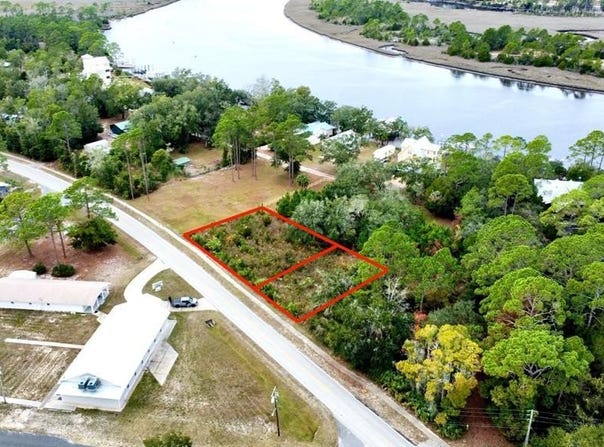 709 Ryan Dr, Carrabelle, FL 32322