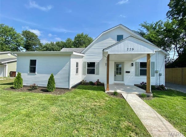 225 E Macoupin Street, Staunton, IL 62088