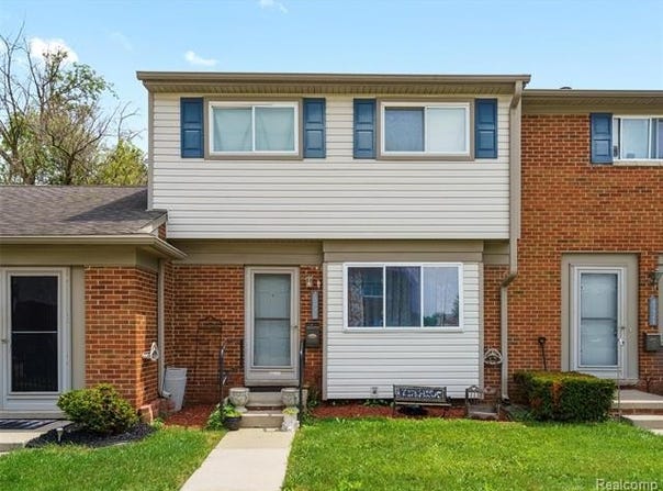 25630 Salem, Roseville, MI 48066