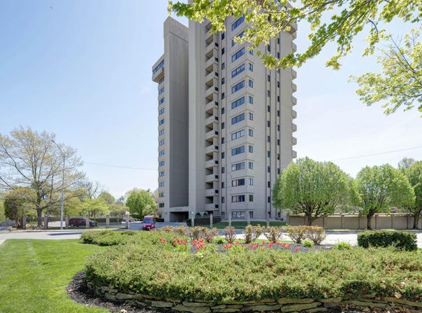 350 S John Q Hammons Parkway, Springfield, MO 65806