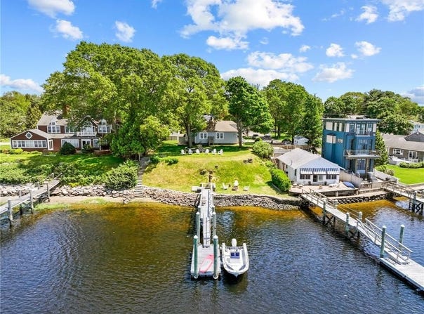 39 Sunset Drive, Barrington, RI 02806