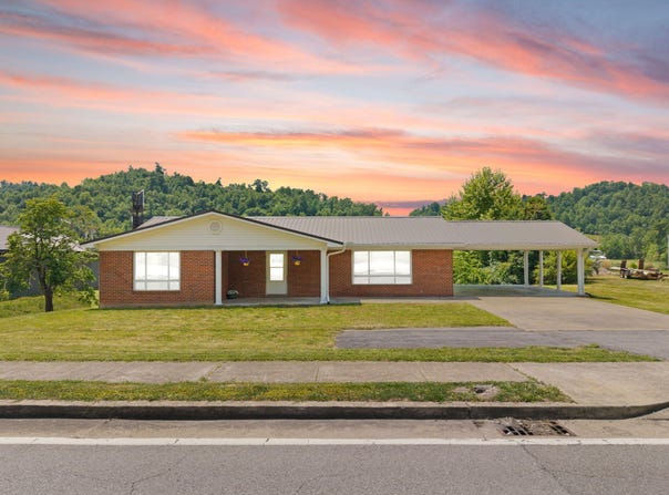 1176 Parkway Drive, Salyersville, KY 41465