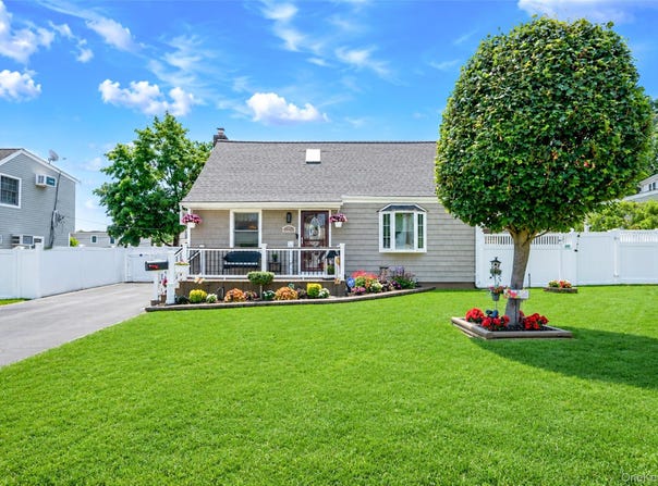 7 Farmedge Road, Bethpage, NY 11714