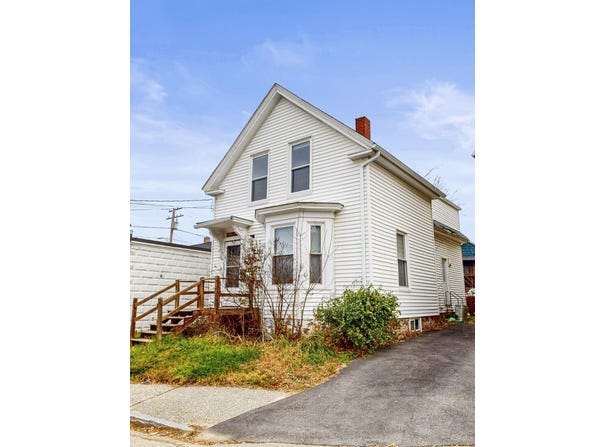 8 Howe Street, Lewiston, ME 04240