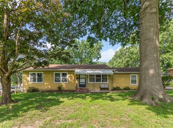2504 Queen Ridge Drive, Independence, MO 64055