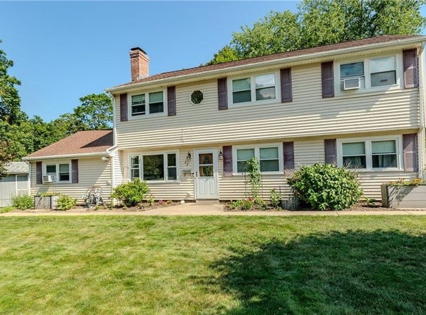 22 Bourbon Place, Warwick, RI 02888