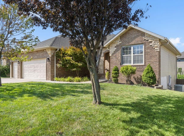 1209 N Farmington Drive, Ozark, MO 65721