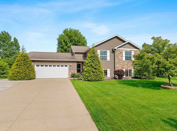 2341 LACEWING Drive, NEENAH, WI 54956