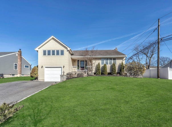 29 Amapola Lane, Kings Park, NY 11754