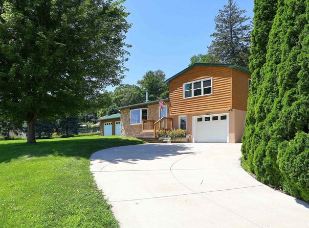 1128 N CODY Road, Le Claire, IA 52753