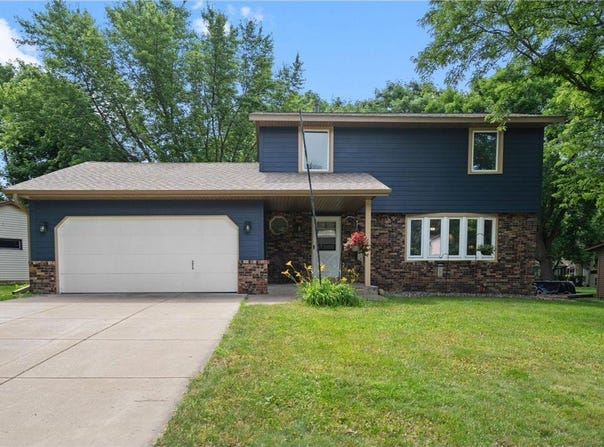 3849 Gresham Way N, Oakdale, MN 55128