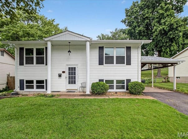 5328 Ville Rosa Lane, Hazelwood, MO 63042