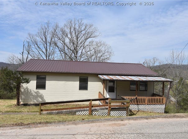 102 Ridge Road, Wayne, WV 25570
