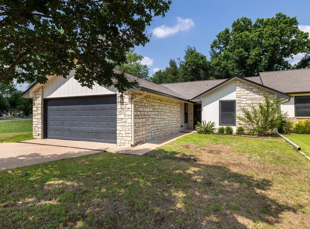 26 Fairway LN, Meadowlakes, TX 78654
