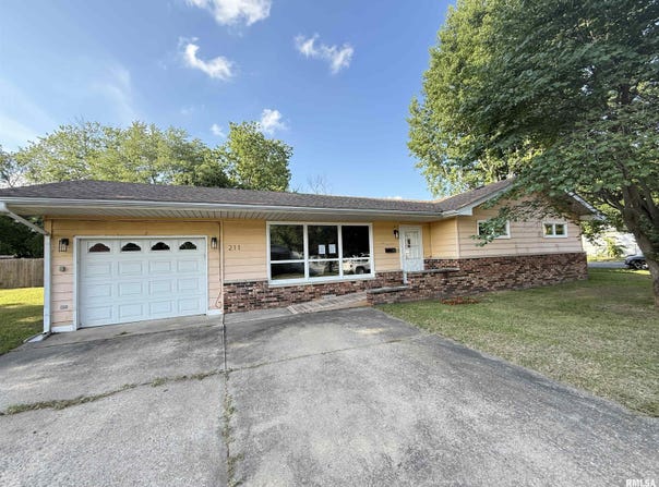 211 E CLEVELAND Street, West Frankfort, IL 62896