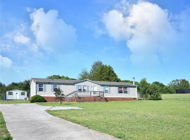 1390 1st Avenue, Starr, SC 29684