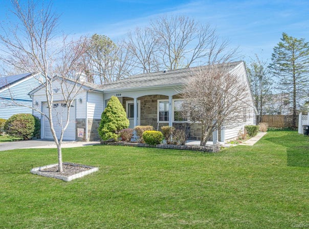 259 Edinburgh Drive, Ridge, NY 11961