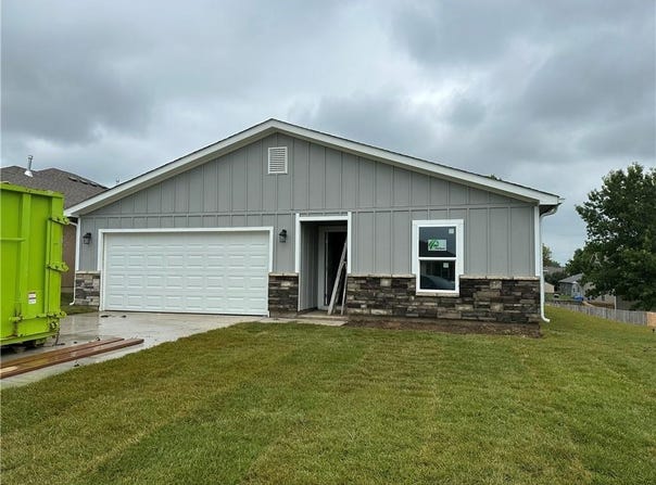 2133 Brook Ridge Circle, Tonganoxie, KS 66086