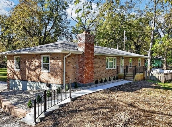 787 E State Route J Highway, Peculiar, MO 64078