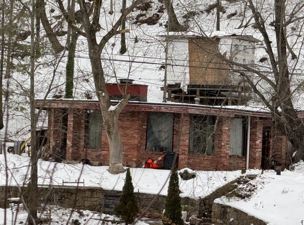 21 Lake Shore Dr, Charleston, WV 25313