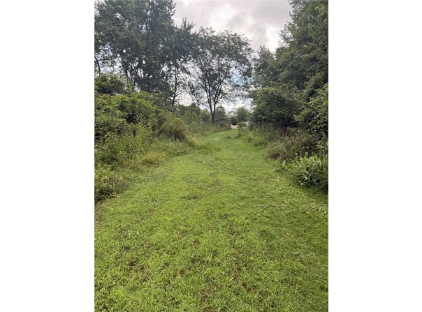 825 Commonwealth Avenue, West Mifflin, PA 15122