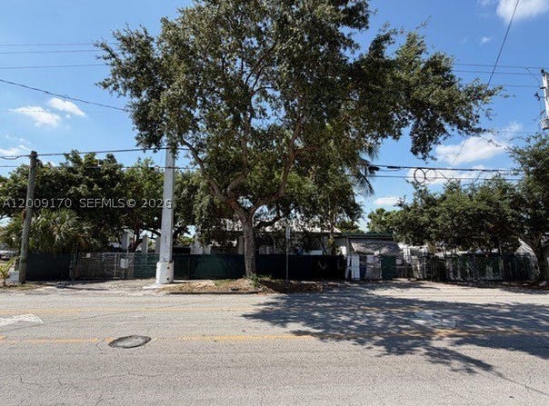 890 E 52nd St, Hialeah, FL 33013