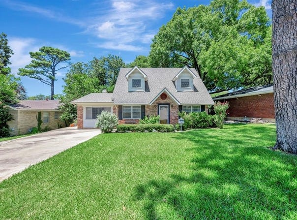 2004 Valley Lane, Arlington, TX 76013