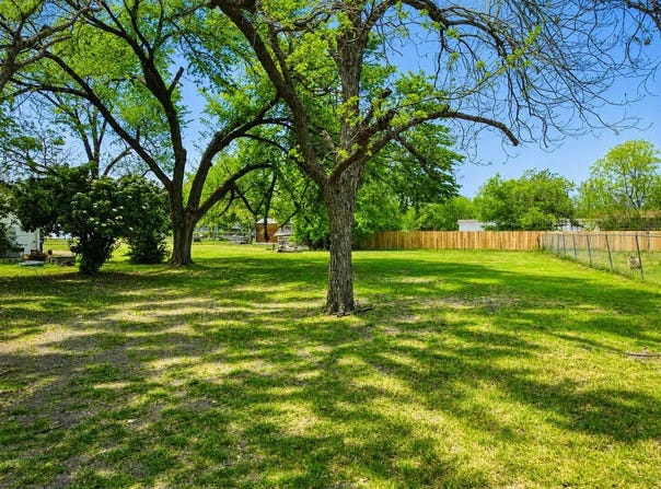 303 E Wolf St, Granger, TX 76530