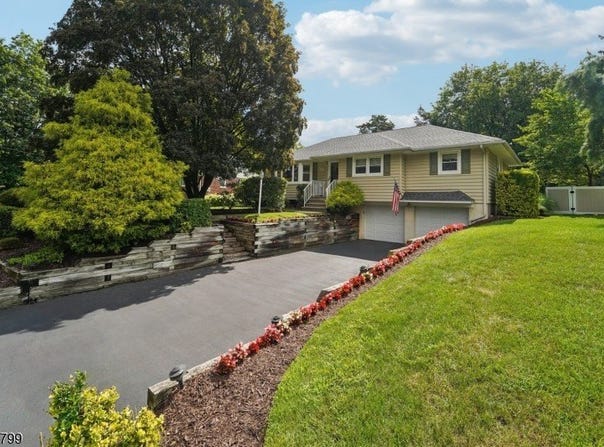 20 Nokomis Ave, Oakland Boro, NJ 07436-2136