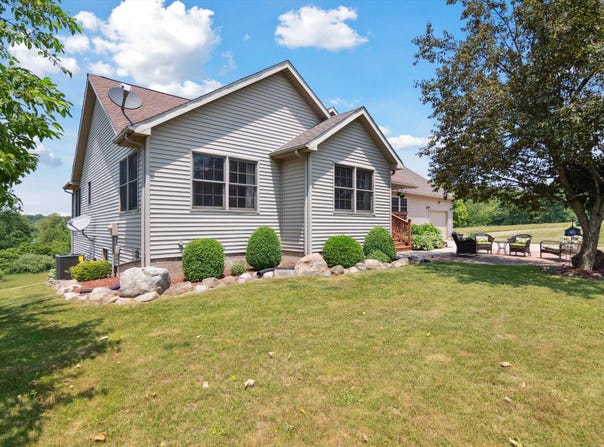 1741 N Bunn Road, Hillsdale, MI 49242