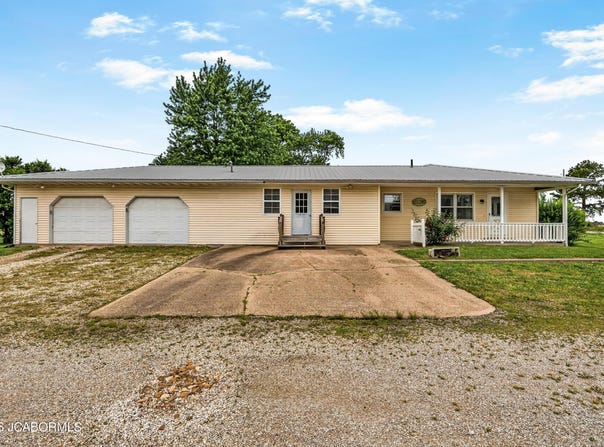10206 STATE ROUTE 52, Versailles, MO 65084