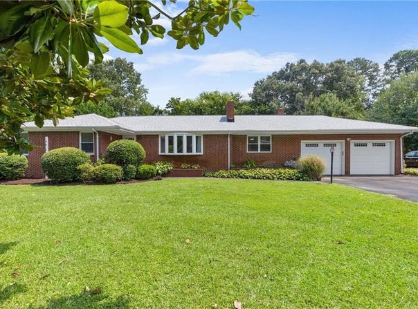 2016 Oak Leaf LN, Virginia Beach, VA 23455