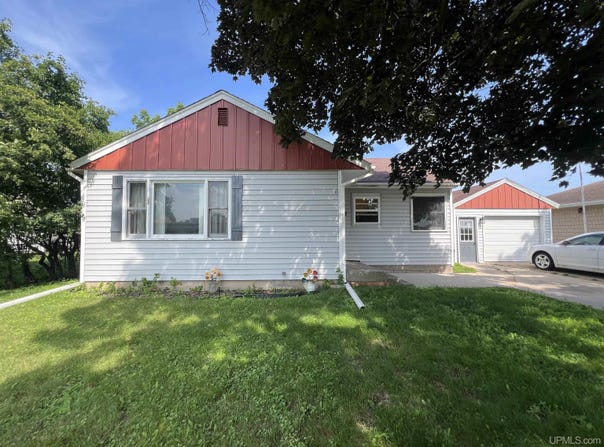 805 S 20th, Escanaba, MI 49829