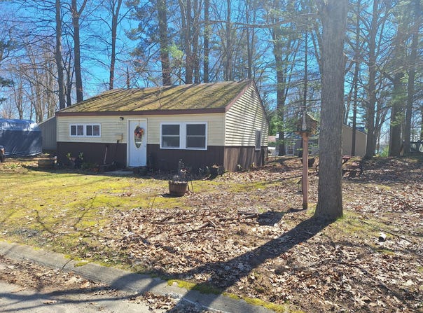 2415 Mohawk Drive, Cadillac, MI 49601