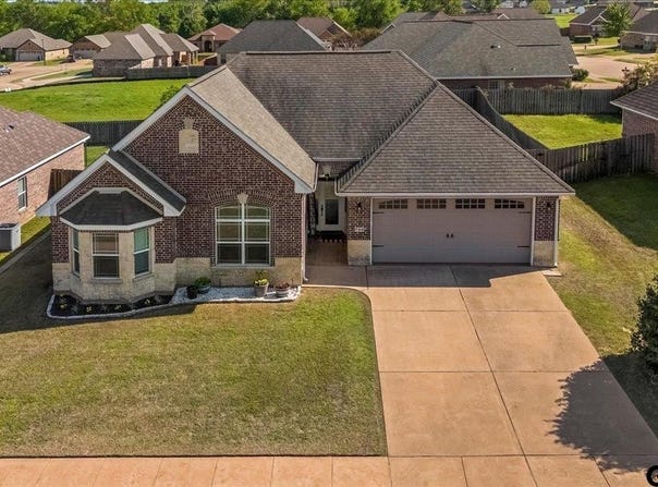 700 White Bear Trl, Lindale, TX 75771