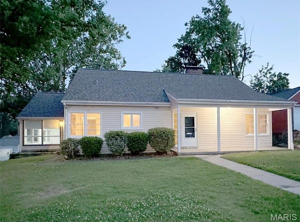 1001 Pike Street, St Charles, MO 63301