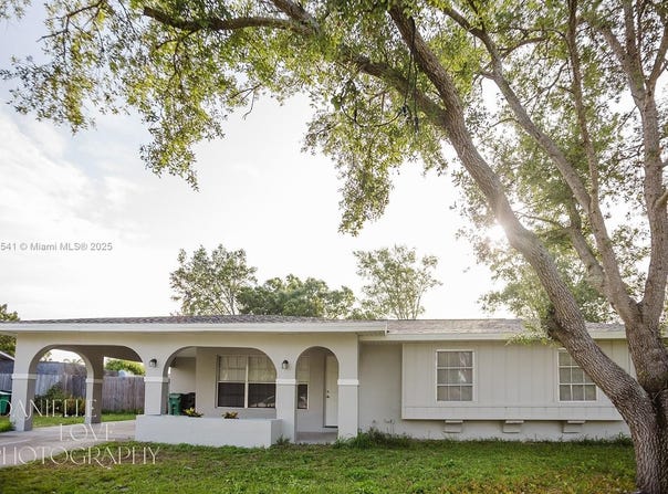 323 NE Midfield Ln, Port St. Lucie, FL 34983
