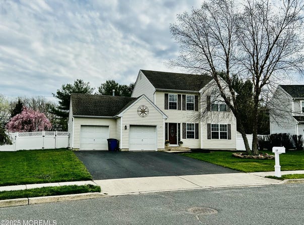 17 Crater Lake Road, Howell, NJ 07731