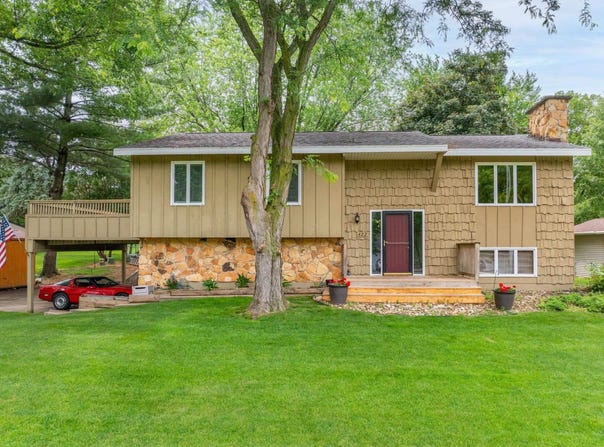 422 Oak Park Boulevard, Cedar Falls, IA 50613