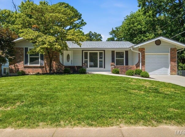 893 Oklahoma Avenue, Ballwin, MO 63021