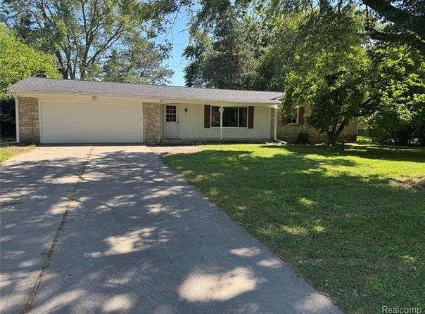 2434 E Cook Road, Grand Blanc, MI 48439