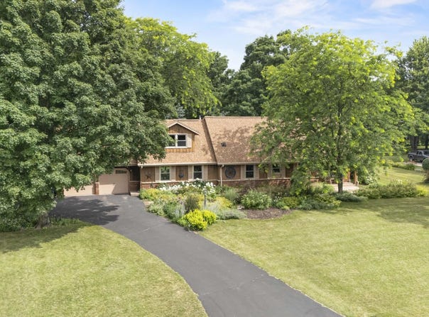 S56w23606 Maplewood Terrace, Waukesha, WI 53189