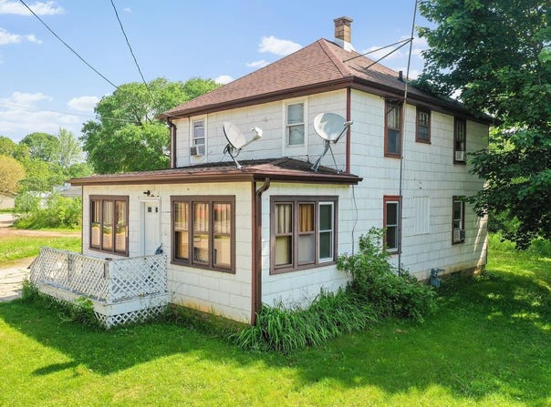 106 S RICHMOND Avenue, GILLETT, WI 54124-9300