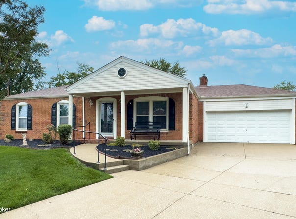 2204 Renown Dr, Jeffersontown, KY 40299