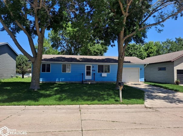 816 W 12th Ave N, Clear Lake, IA 50428