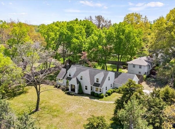 8705 Grandview Street, Overland Park, KS 66212
