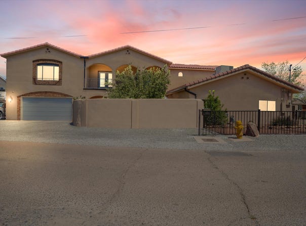 909 KINLEY Avenue NW, Albuquerque, NM 87104