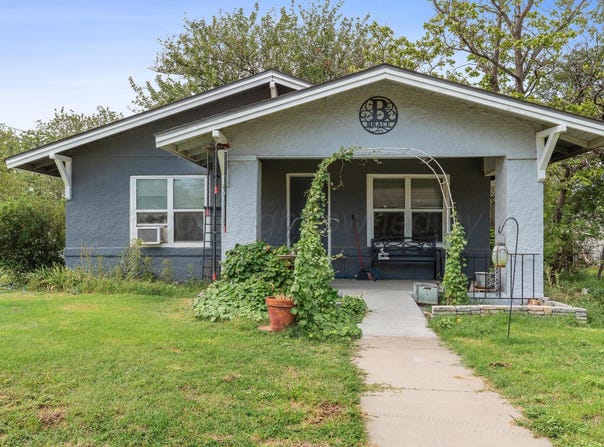 710 Goodnight Street, Clarendon, TX 79226