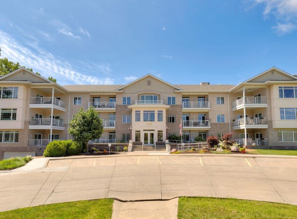 14100 Pinnacle Pointe Drive unit: 202, Clive, IA 50325