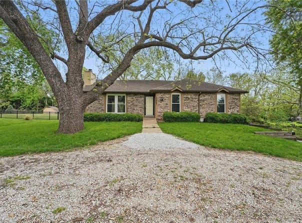 15007 Mission Road, Leawood, KS 66224